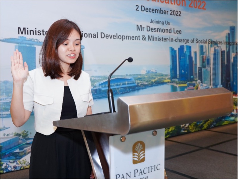 Er. Esther Chong, PE (Electrical), leading Professional Engineers in taking the PE Pledge.