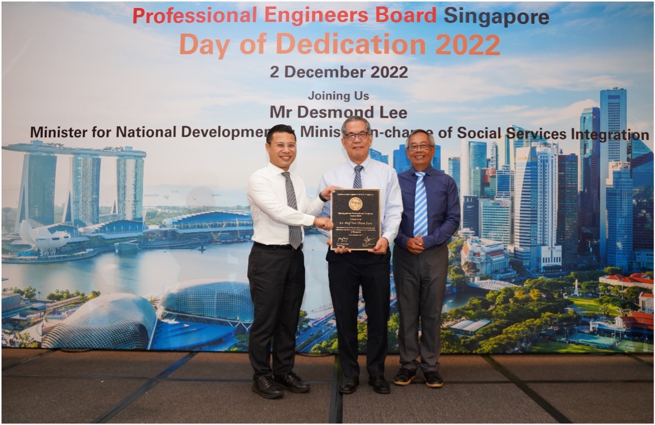 Minister presenting the Distinguished PE Award to Er. Prof Tan Thiam Soon