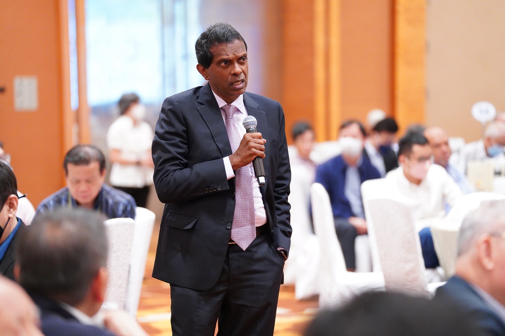 Participant engaging with Speakers during Dialogue with Speakers segment.